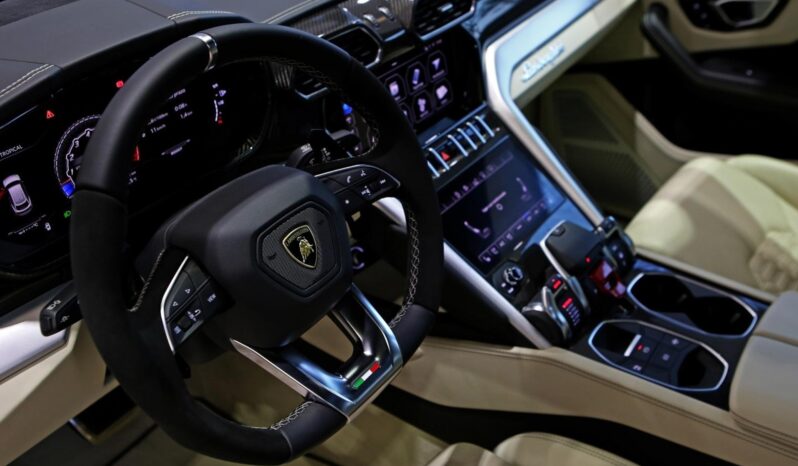 
								LAMBORGHINI URUS cheio									