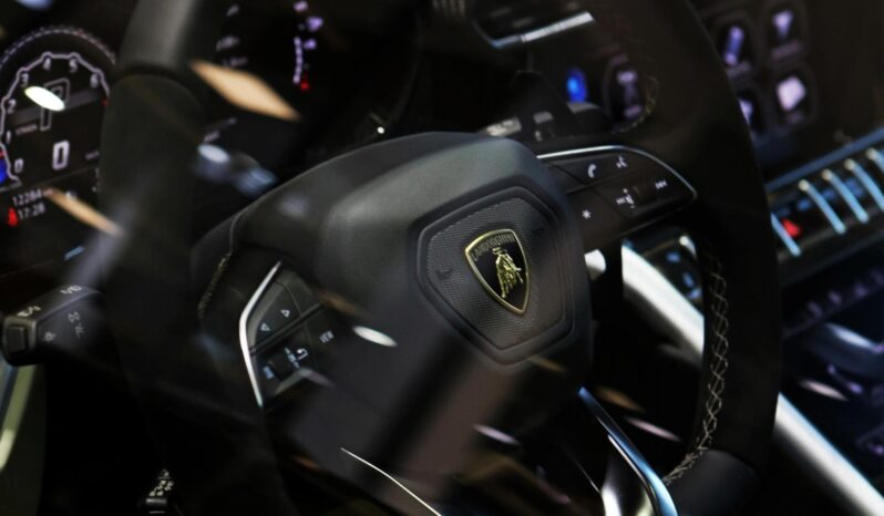 
								LAMBORGHINI URUS cheio									