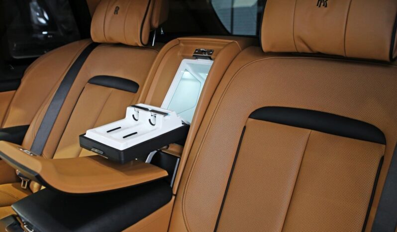 
								ROLLS-ROYCE CULLINAN cheio									